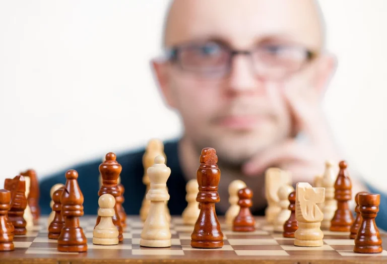 Kenapa Jasa SEO Butuh Riset Kompetitor? Ini Alasannya! 1 Business Competition Chess