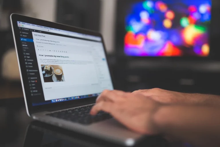 Apakah Jasa Website Dapat Email Bisnis? Simak Jawabannya! 1 Business Email Laptop