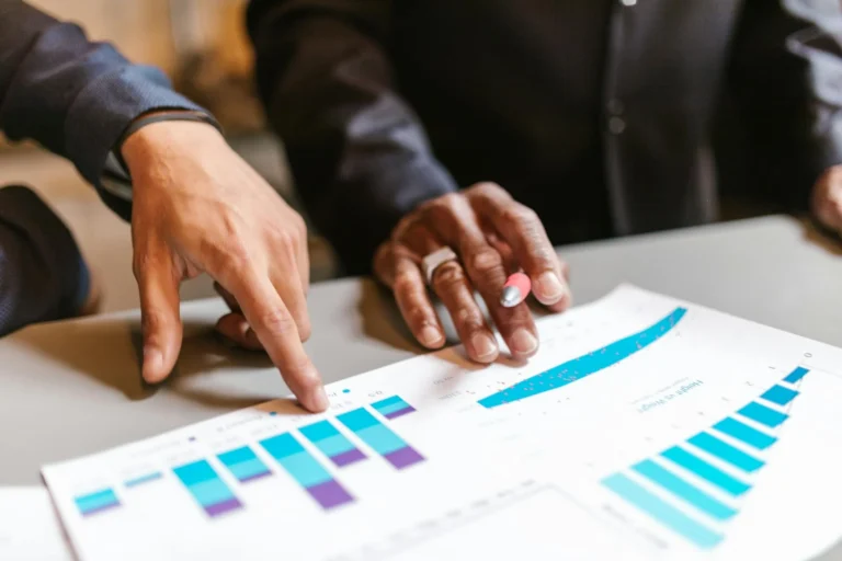 Jasa SEO Terbaik di Indonesia: Solusi Pertumbuhan Organik 1 Business Meeting Analytics Chart