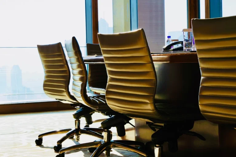 Jasa Pembuatan Website Profesional & Terpercaya di Indonesia 1 Business Meeting Modern Office