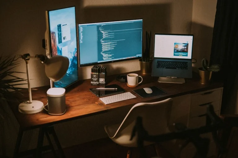 Jasa Pembuatan Aplikasi Web Profesional & Terpercaya 1 Business Office Computer Coding
