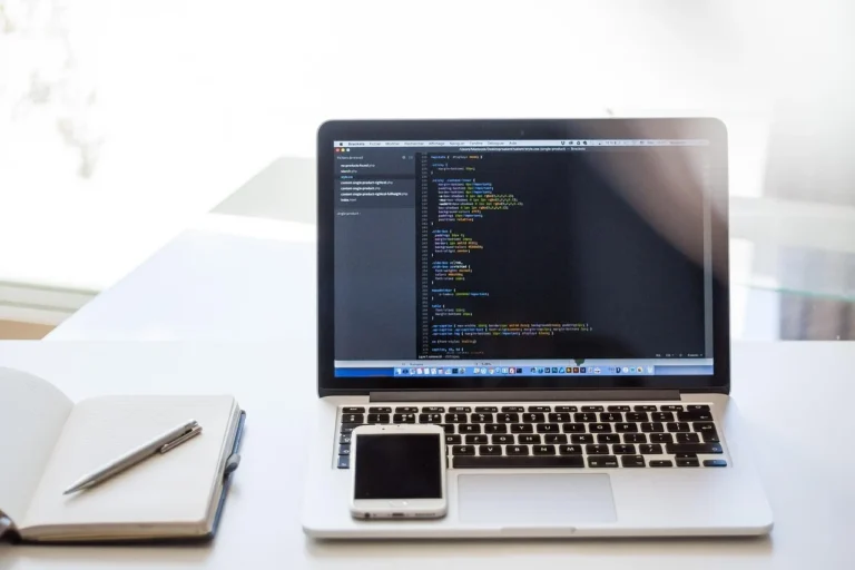 Apa Beda Jasa Website Statis dan Dinamis? Simak Panduannya 1 Computer Coding