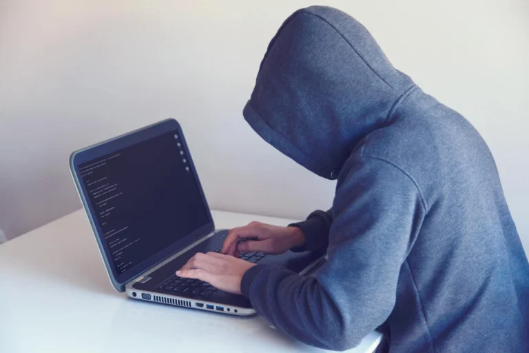 Risiko Menggunakan Jasa SEO Murah Abal-Abal bagi Bisnis 1 Computer Hacker Coding
