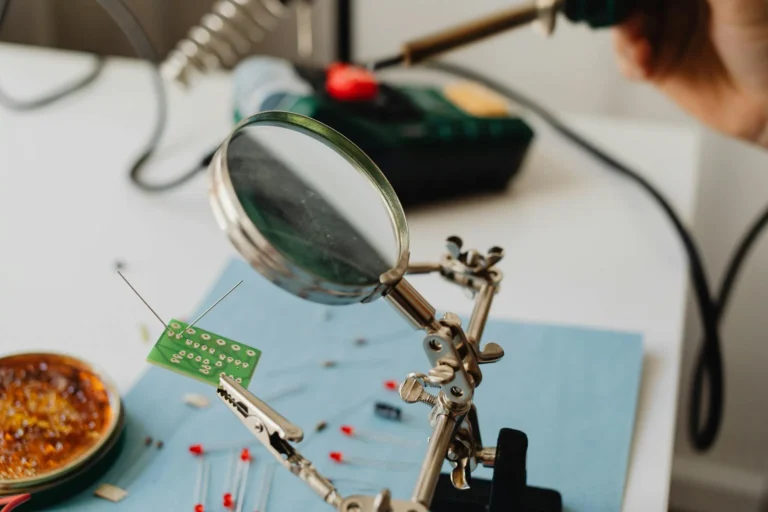 Dimana Tempat Belajar Jadi Penyedia Jasa SEO Profesional 1 Computer Magnifying Glass