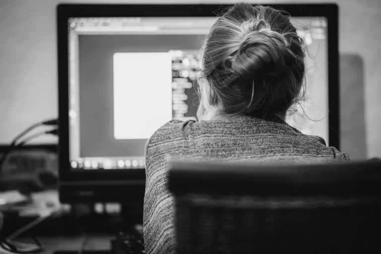 Bagaimana Cara Memperpanjang Jasa Website dengan Mudah 1 Computer Server Website Screen