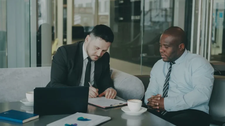 Apa Ada Kontrak Kerja Jasa Website? Simak Penjelasannya 1 Contract Business Meeting