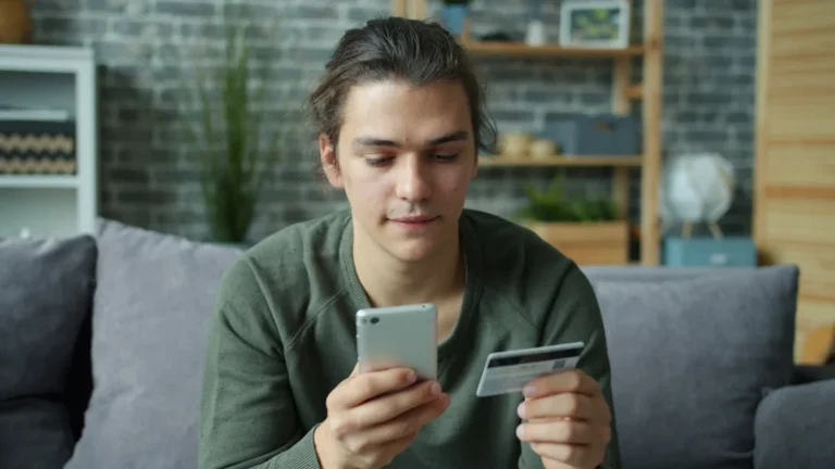 Bagaimana Jasa Website Integrasi Payment Gateway Bekerja 1 Credit Card Smartphone