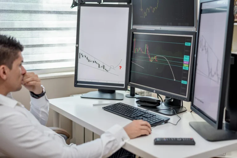 Butuh Jasa SEO? Tingkatkan Ranking & Penjualan Bisnis Anda 2 Data Chart Computer Screen