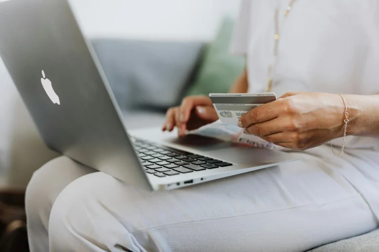 Bagaimana Jasa SEO Optimasi Shopify untuk Toko Online 1 Ecommerce Dashboard Laptop