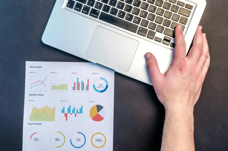 Apa Jasa SEO Terbaik untuk Toko Online? Simak Panduannya 1 Laptop Analytics Chart