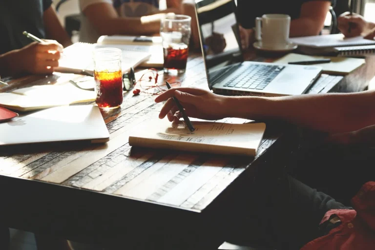 Jasa Buat Web Profesional dan SEO Friendly Terpercaya 1 Laptop Business Meeting