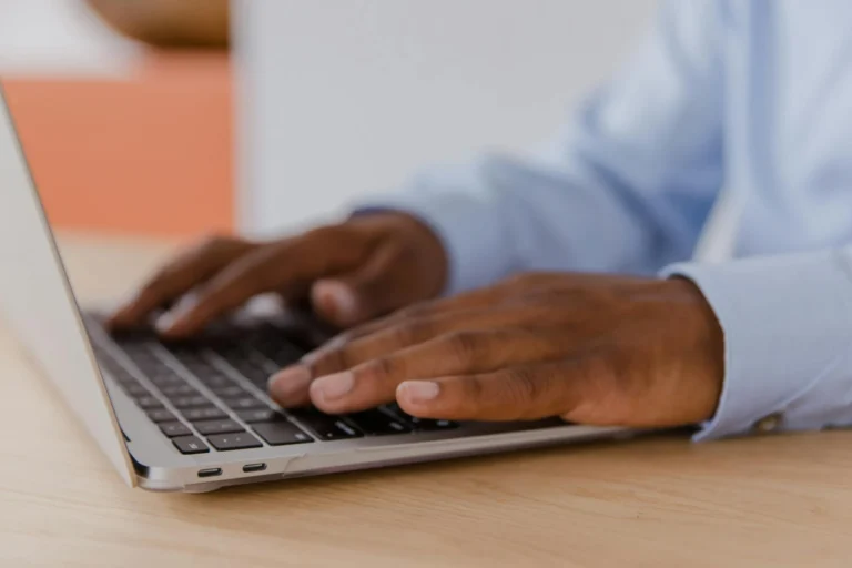 Apakah Jasa Website Bisa Bantu Input Produk? Cek Jawabannya 1 Laptop Data Entry