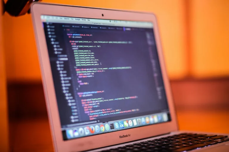 Berapa Lama Hasil Jasa SEO Terlihat? Cek Estimasi & Faktanya 1 Laptop Internet Code