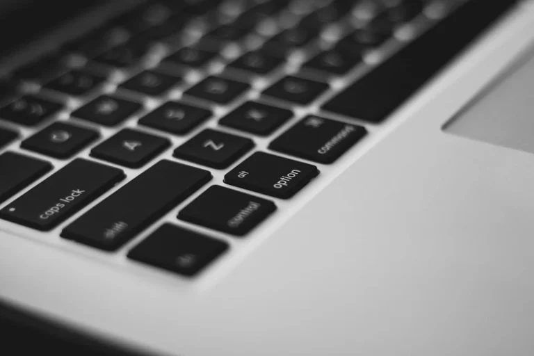 Jasa Optimasi GMB: Tingkatkan Visibilitas Bisnis di Google Maps 2 Laptop Keyboard Business Profile