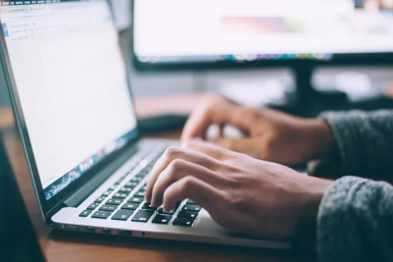 Dimana Mencari Jasa SEO Freelance Terpercaya & Berkualitas 1 Laptop Office
