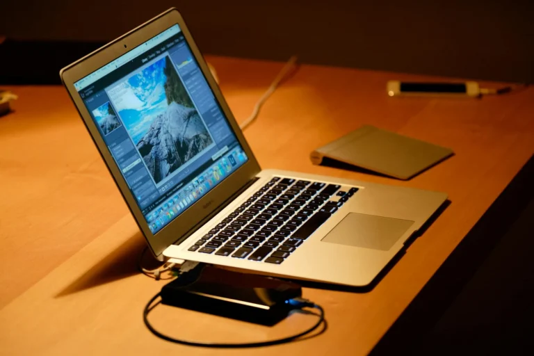 Apa Jasa SEO Butuh Akses Admin Dashboard? Ini Jawabannya! 1 Laptop Office