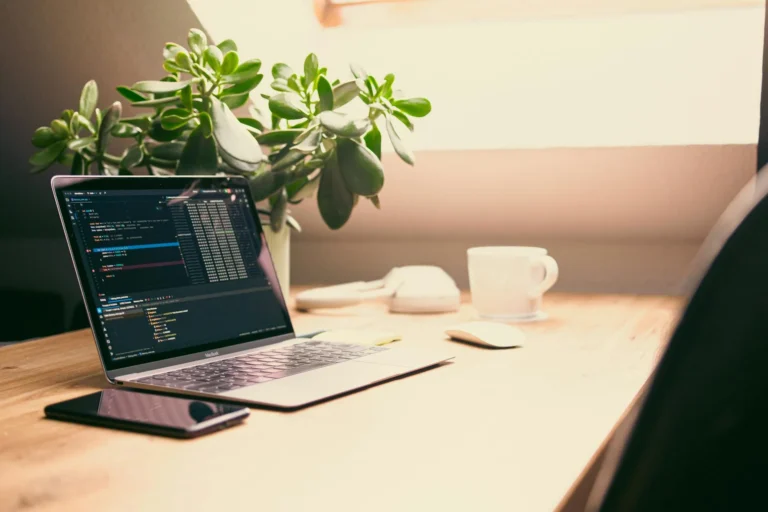 Apa Ada Jasa SEO Paket Hemat? Temukan Solusinya Di Sini 1 Laptop Office Desk