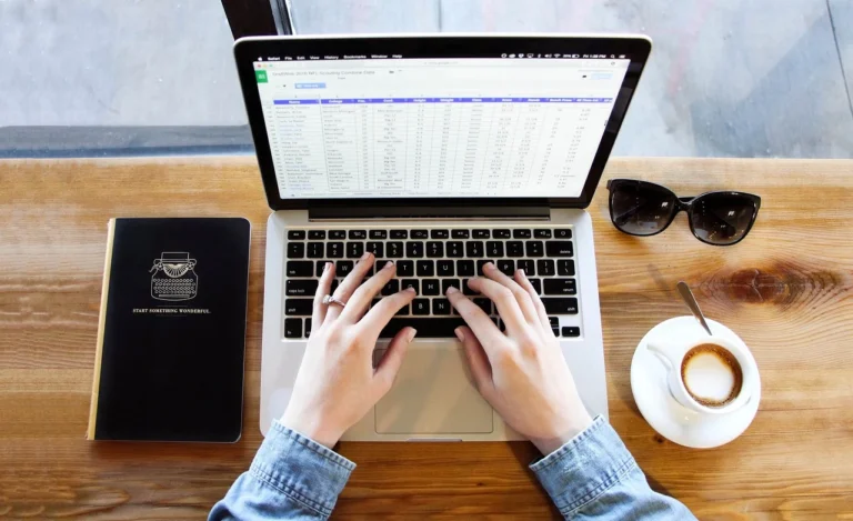Apa Tools yang Digunakan Jasa SEO Profesional? Cek Daftarnya 1 Laptop Office Desk
