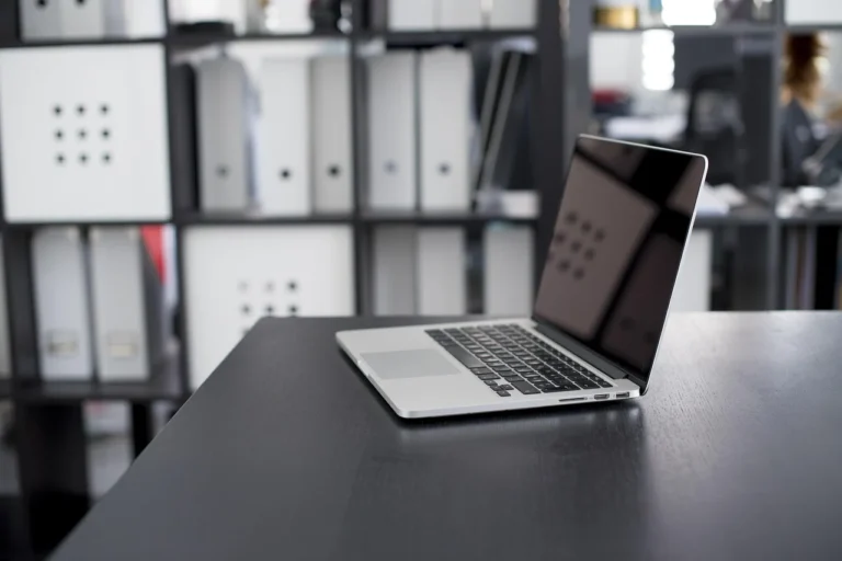 Jasa Pembuatan Website WordPress Profesional & SEO Friendly 1 Laptop Office Technology