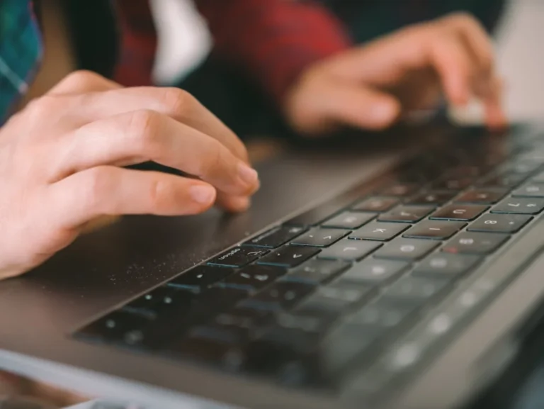 Jasa SEO Terbaik di Indonesia: Solusi Pertumbuhan Organik 2 Laptop Website Design