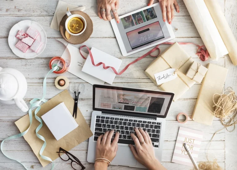 Jasa Tulis Artikel SEO Berkualitas untuk Melejitkan Traffic 1 Laptop Writing