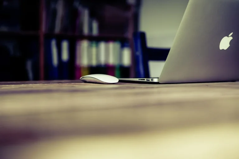 Jasa SEO Private Coaching: Strategi Dominasi Google 1 Mentor Office Laptop
