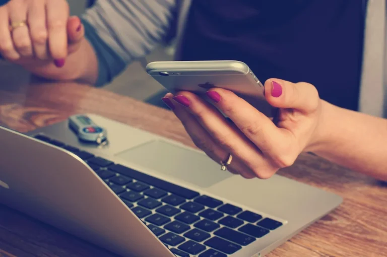 Jasa SEO Makassar Terbaik: Dominasi Google Sekarang! 1 Office Building Smartphone User