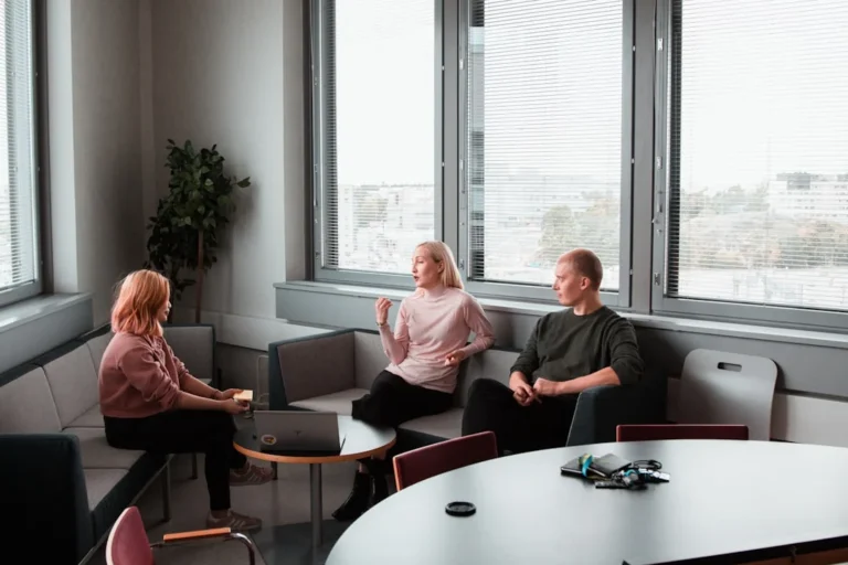 Apakah Bisa Revisi di Jasa Website? Simak Aturannya Disini! 1 Office Meeting Laptop