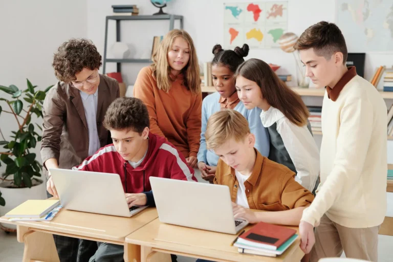 Jasa Pembuatan Website Sekolah Profesional & Terpercaya 1 School Building Laptop