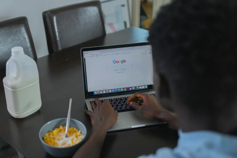 Jasa SEO Website Custom: Strategi Dominasi Halaman Satu 1 Search Engine Laptop