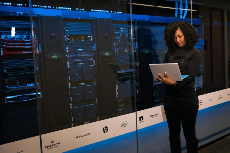 Apa Jasa SEO Menggunakan PBN? Rahasia Ranking 1 Google 1 Server Room Computer Network