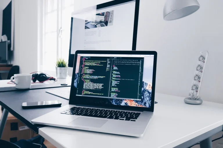 Jasa SEO Toko Online Shopify: Melejitkan Trafik & Penjualan 1 Shopify Logo Laptop Screen