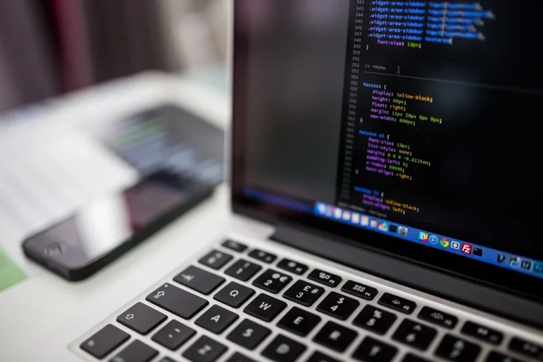 Jasa Pembuatan Website Malang Profesional & Terpercaya 2 Smartphone Computer Screen Coding
