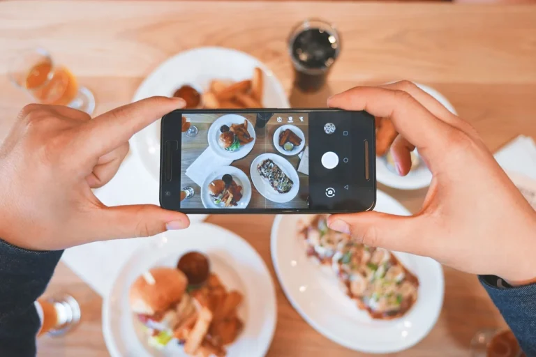 Jasa SEO Kuliner: Dominasi Halaman Utama Google Sekarang 1 Smartphone Food Restaurant Table