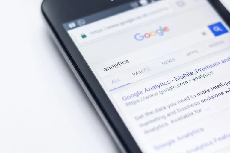 Jasa SEO Mobile Friendly Responsive Terbaik untuk Bisnis 1 Smartphone Mobile Browsing