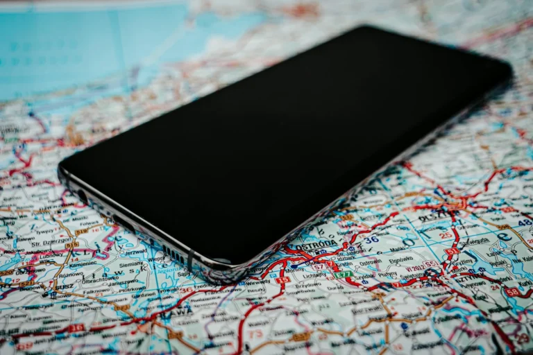 Jasa Optimasi GMB: Tingkatkan Visibilitas Bisnis di Google Maps 1 Storefront Smartphone Map