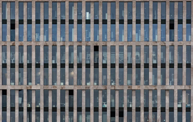 Jasa SEO Multibahasa Terbaik untuk Ekspansi Bisnis Global 1 World Map Office Building